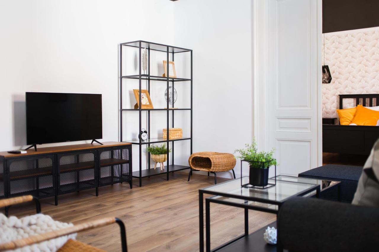 Super Central Spacious Apartment Орадеа Екстериор снимка