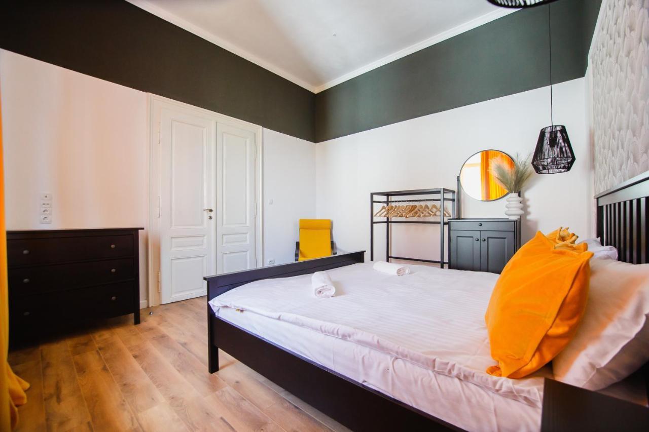Super Central Spacious Apartment Орадеа Екстериор снимка