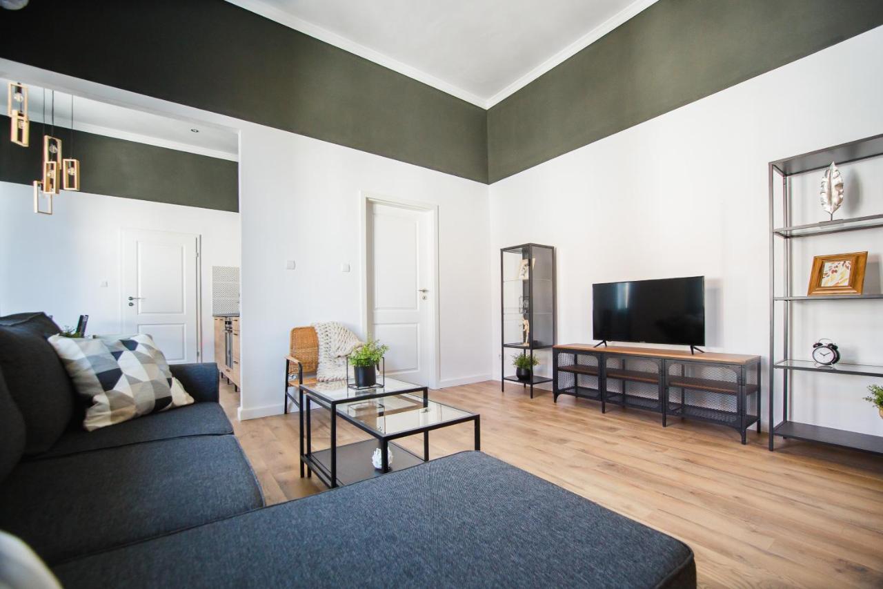 Super Central Spacious Apartment Орадеа Екстериор снимка