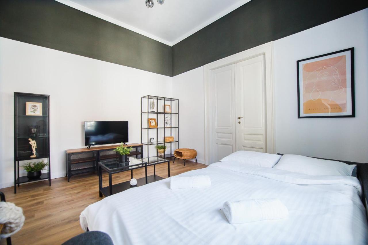 Super Central Spacious Apartment Орадеа Екстериор снимка